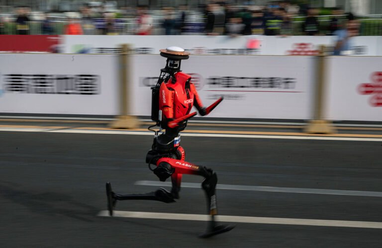 Robots beat human records at Beijing half-marathon